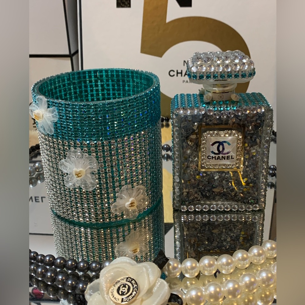Homemade  decorations set.
Authentic bottle embellished.🩷